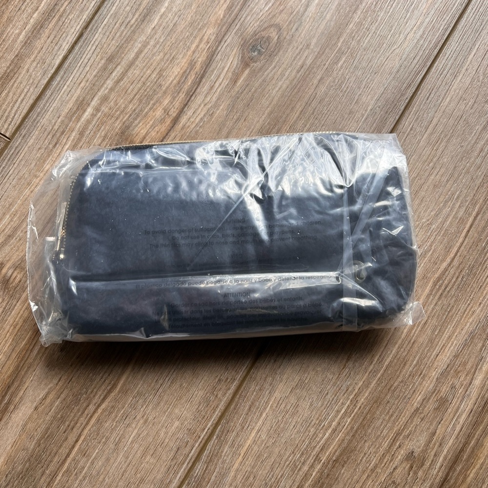 Lululemon Everywhere Fleece Belt Bag Black - Picture 4 of 6